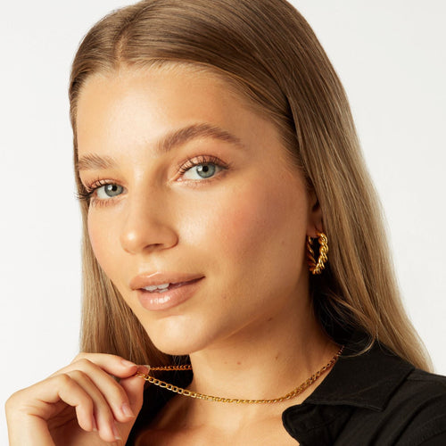 girl wearing gold figaro necklace made with titanium ||all